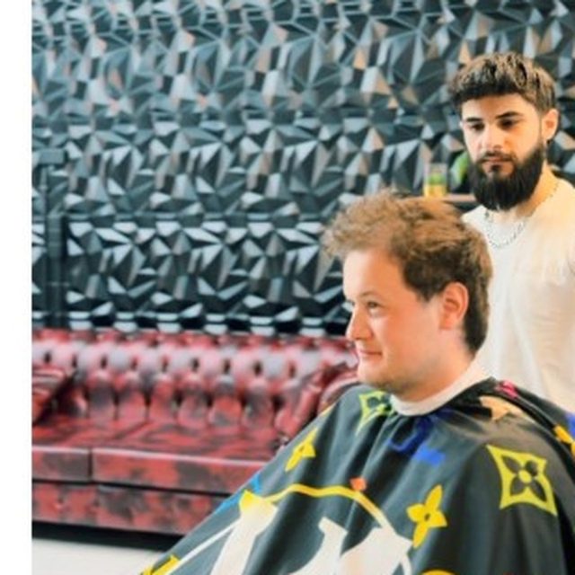 Barbier aan het werk in de zaak
