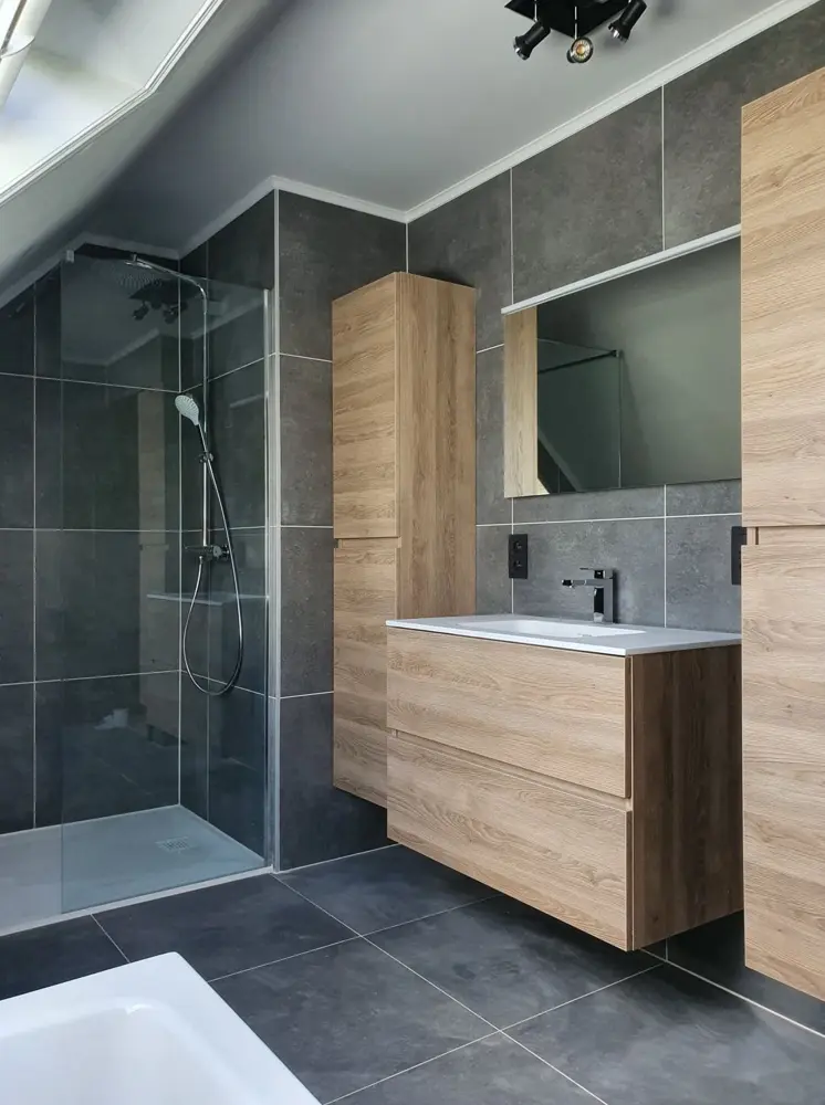 Badkamer met houten meubel, inloopdouche en spiegel