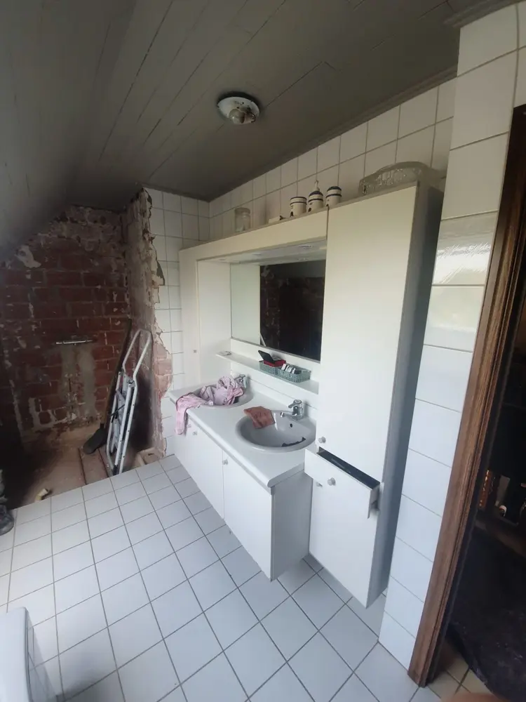 Badkamer in opbouw met leidingwerk