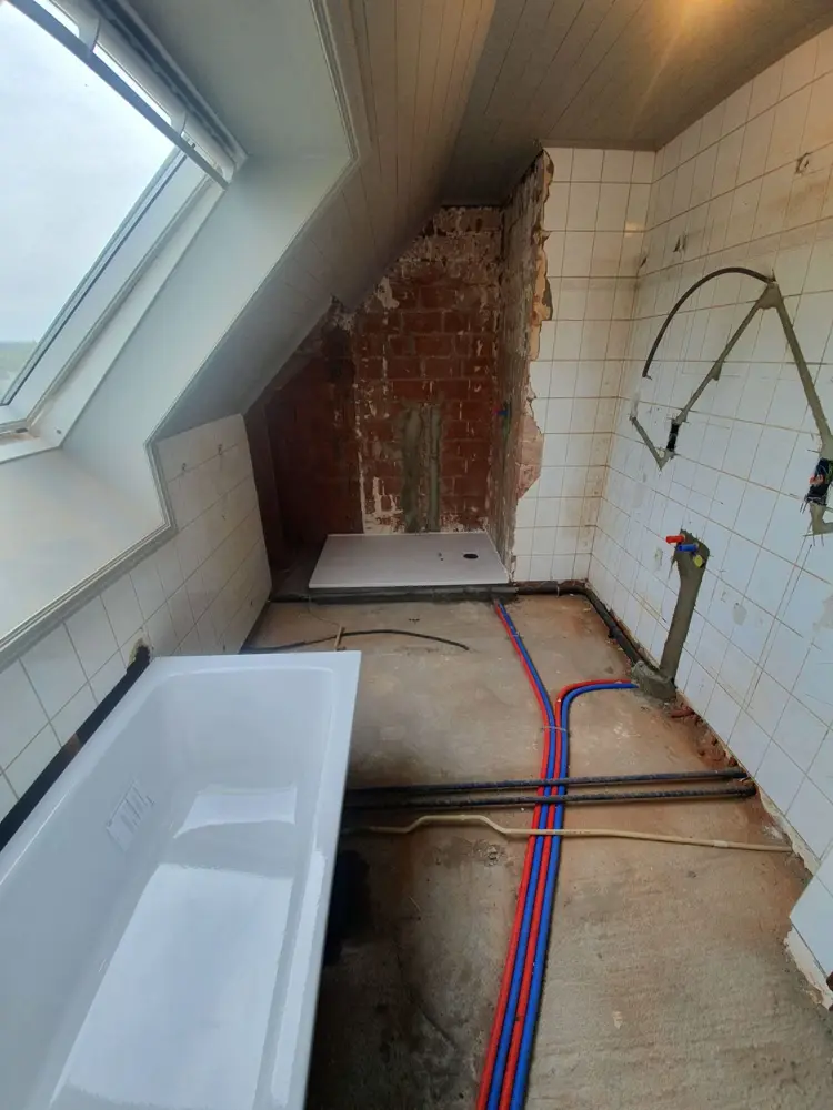 Leidingen en bad tijdens de renovatie van een badkamer