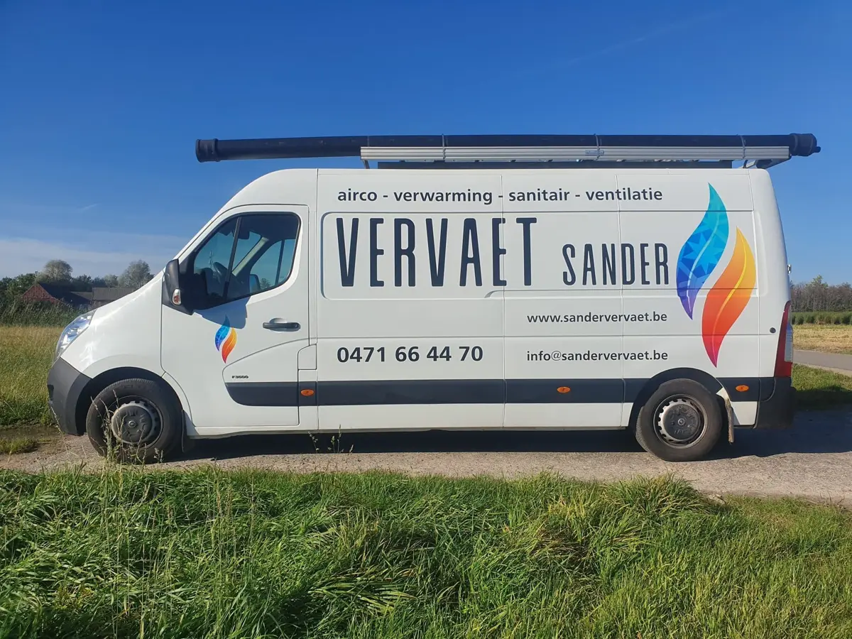 Bestelwagen van Sander Vervaet met logo en telefoonnummer