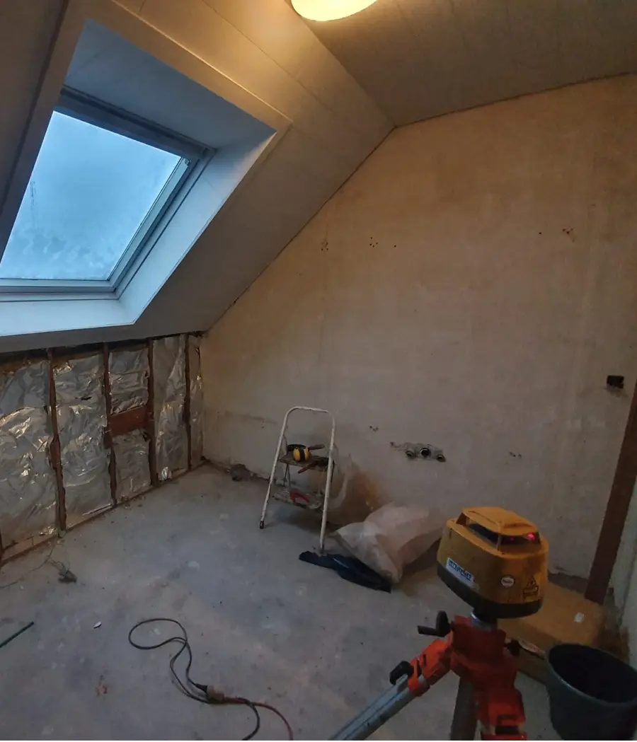 Voor: Badkamer onder het dak voor de werken, met open muren