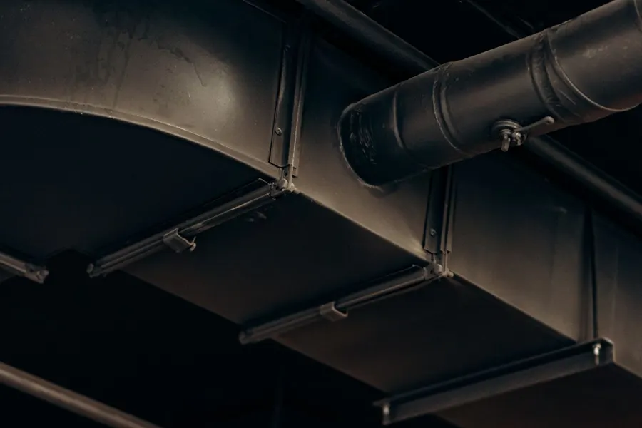 Ventilatiekanalen tegen een plafond