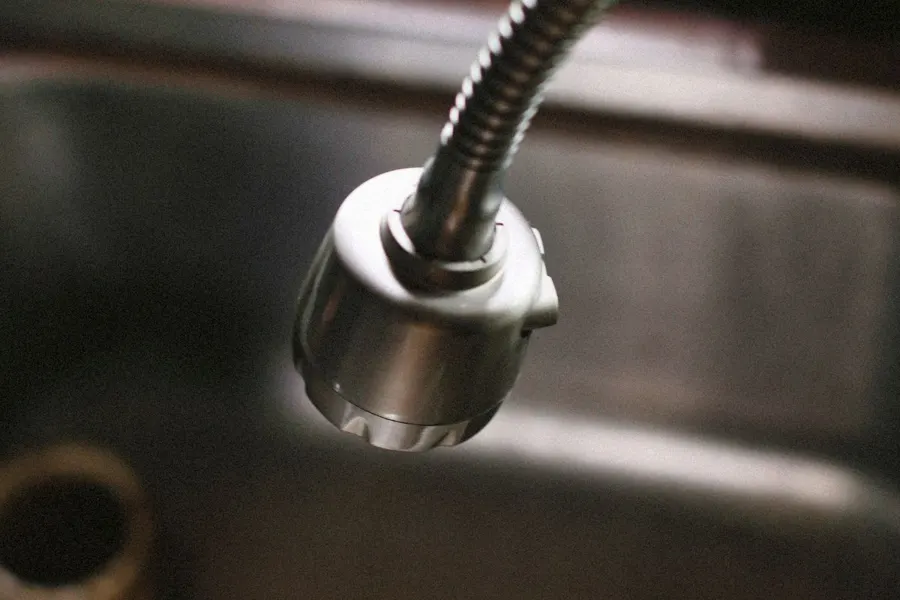 Keukenkraan boven een inox spoelbak