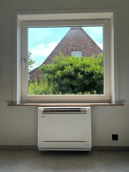 Vloerstaande airco-unit onder het raam
